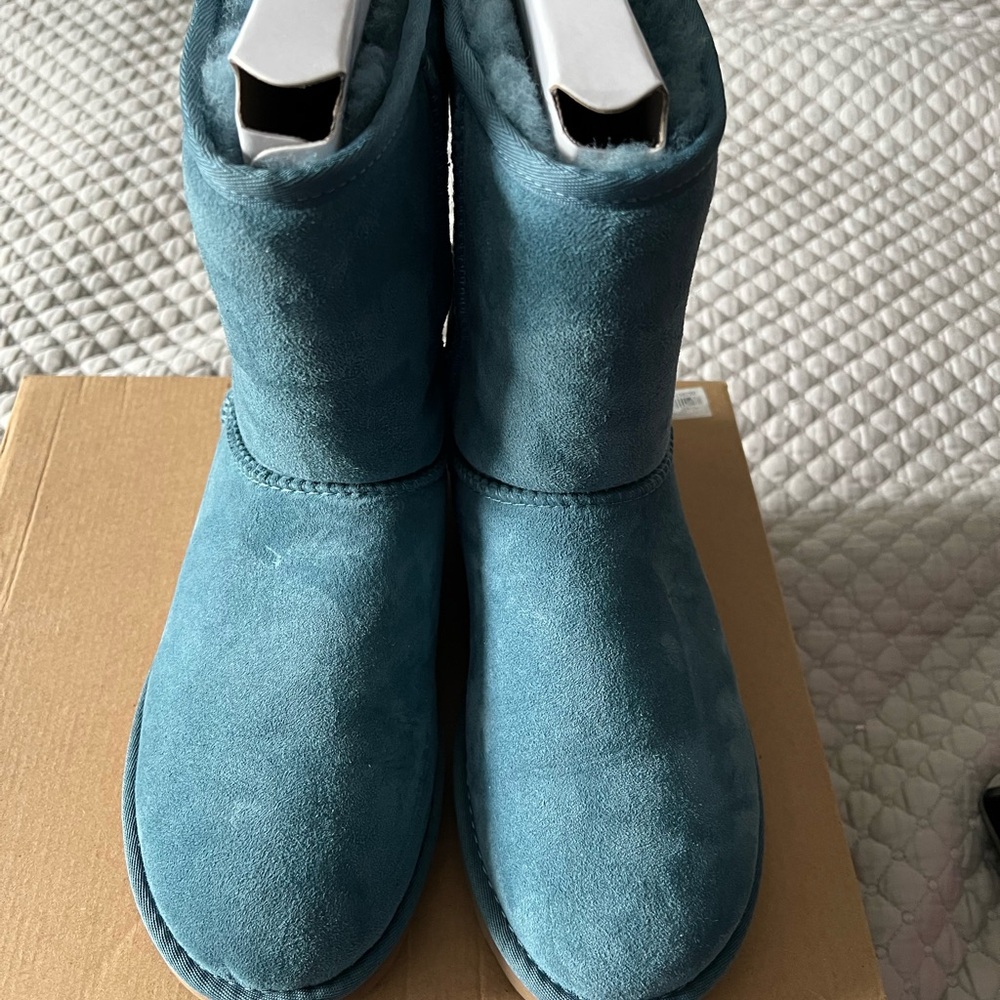 ⛄️ UGG Classic Short II  W/ CCC  Treadlite Boots. U Wanna Build a Snowman? ⛄️